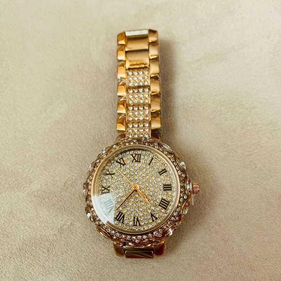 Very Shiny Crystal Wristwatch - Picture 10 of 13